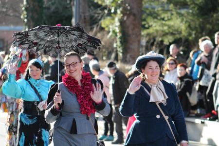 Gospodični in nasmejana ciganka